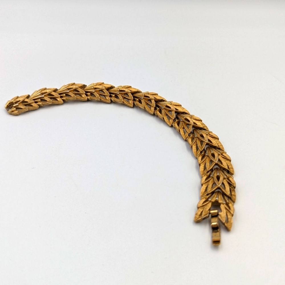 Beautiful Vintage Brushed Gold Tone Crown Trifari Leaf motifs 7" long Bracelet